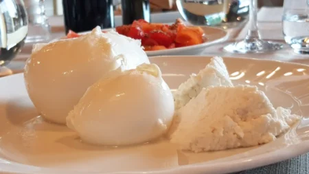 Ricotta di bufala Campana, la dop dai mille usi. Mozzarella e ricotta di bufala campana - Tenuta Vannullo Capaccio